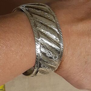 Vintage Moroccan Berber heavy solid silver bangle bracelet 118 g.  north african